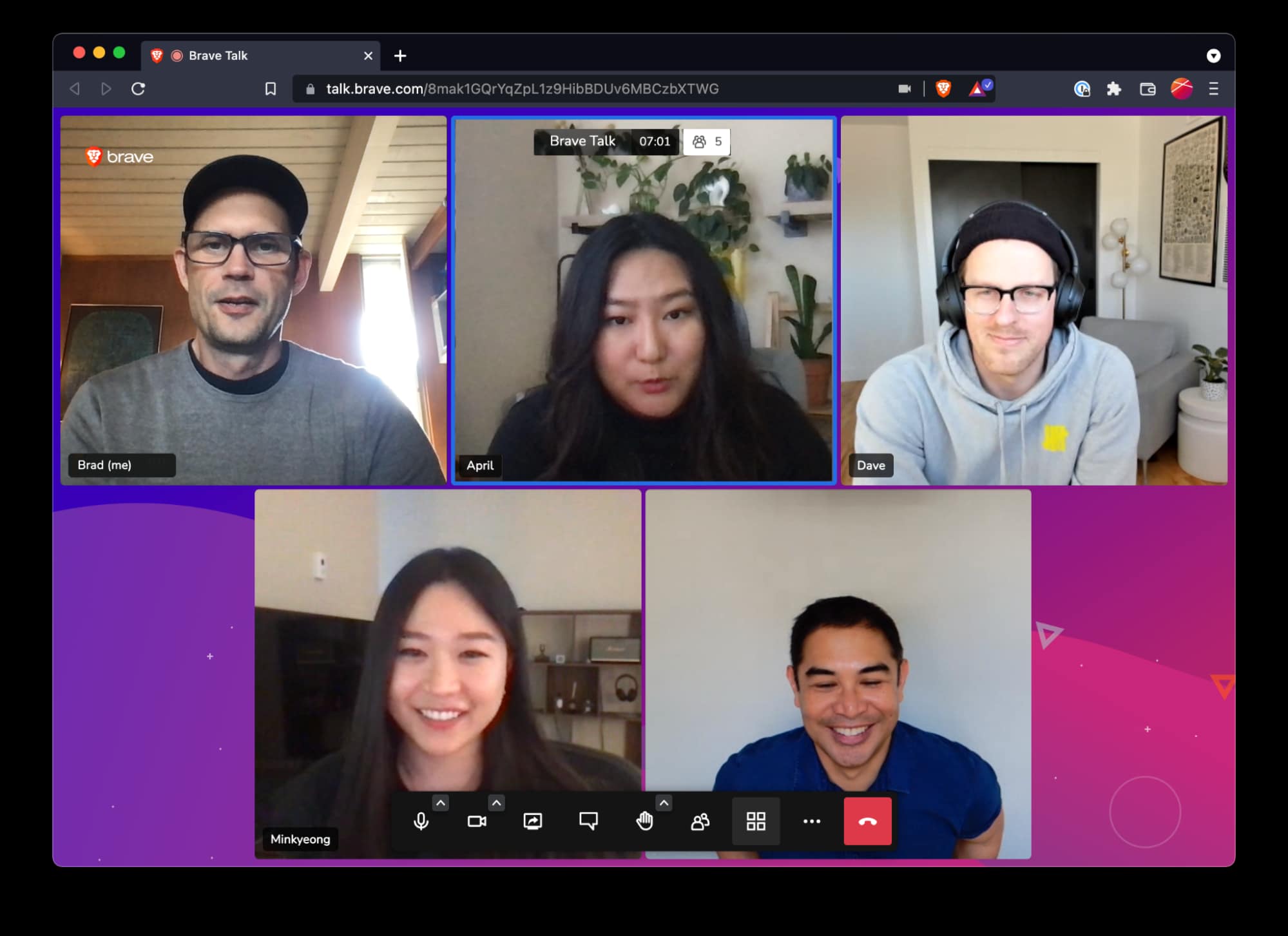 Cinco personas diversas participando en una animada videollamada en una pantalla de ordenador.