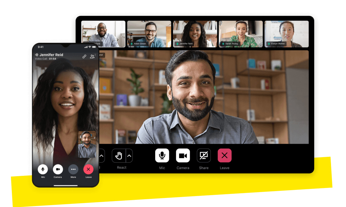Smartphone y tablet mostrando una interfaz de videollamada con varios participantes sonrientes.