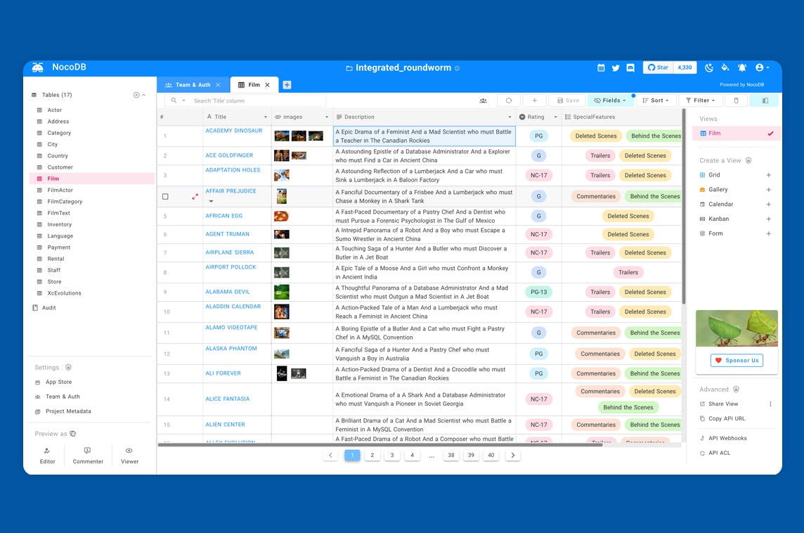 Interfaz de ClickUp que muestra una lista de tareas con descripciones detalladas y etiquetas de colores sobre un fondo azul.