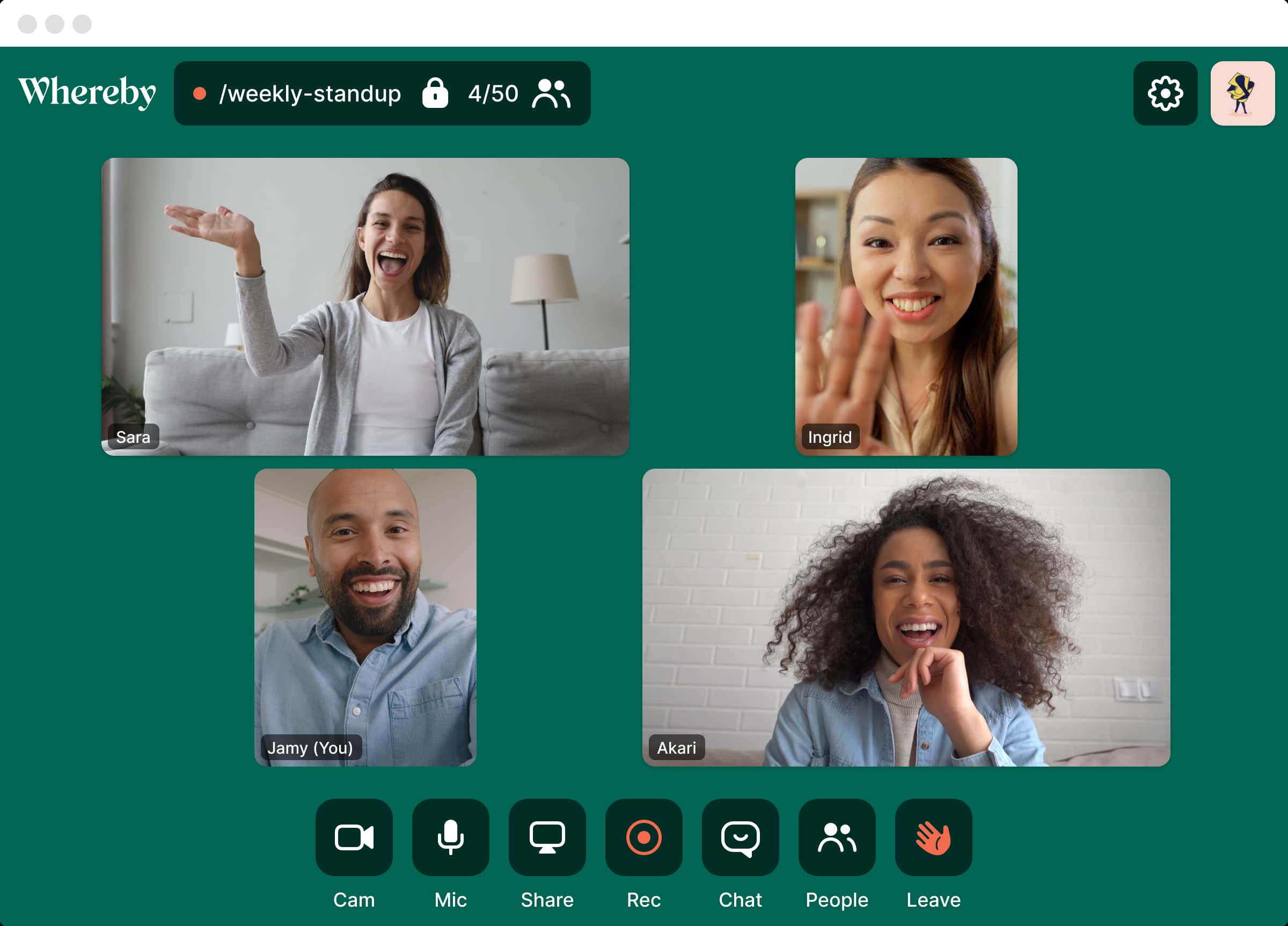 Cuatro personas en una videollamada mostradas en una interfaz verde.